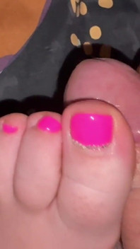 Belas unhas rosas close-up toesjob sem mãos