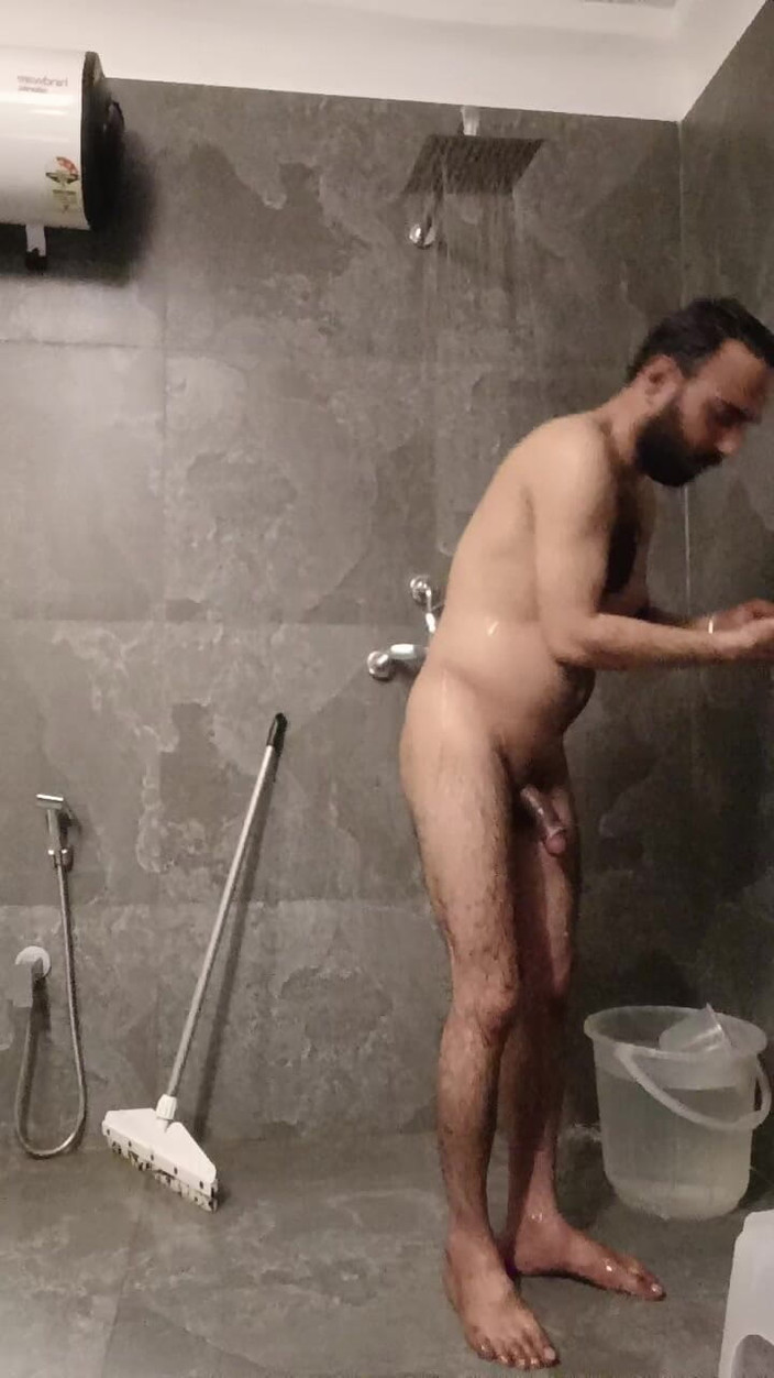 Rajasthani-old-lover: Indischer mann genießt bad im hotel