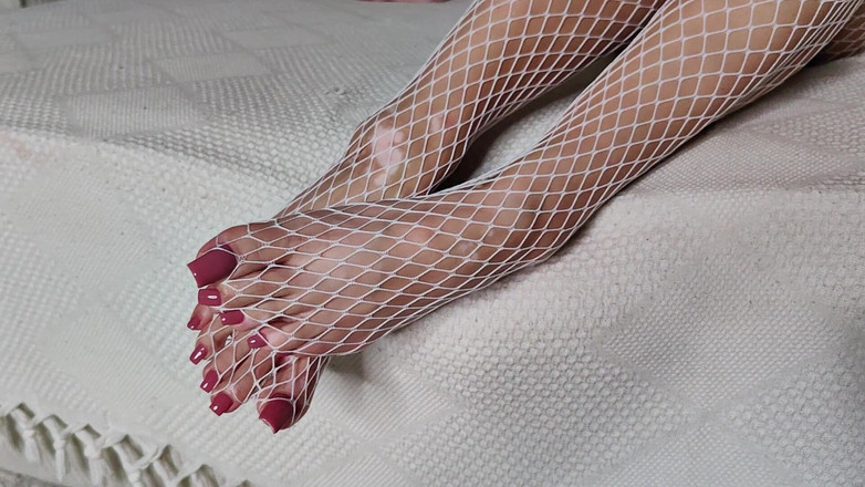 Goddess Lena: 白いフィッシュネットタイツ 足の夢 - あなたのフェティッシュ女神