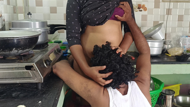 Palani69: 家庭主妇在厨房的热辣性爱