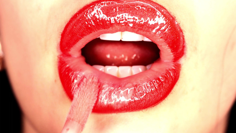 Goddess Misha Goldy: 4K Applicando gloss delle labbra &amp; fumo e feticcio dello sputo