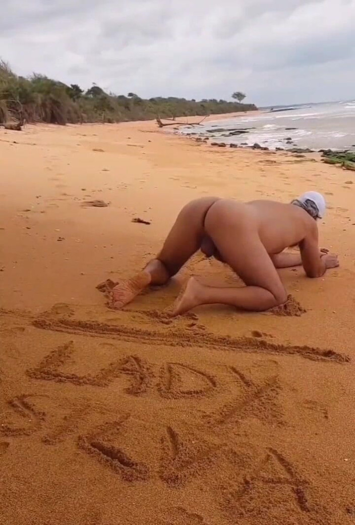 Ladysilvas: Ladysilva bugil di pantai! Hot banget!