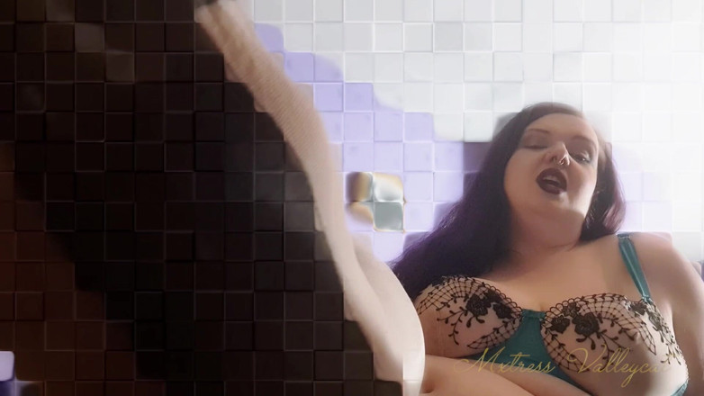 Mxtress Valleycat: Lounging Riesin Looms