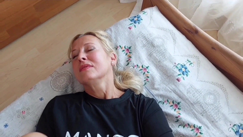 Selena701: Amatör Sarışın Olgun Eş Arada Seksten Keyif Alıyor