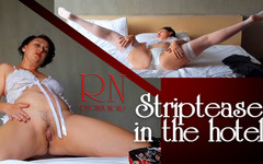Regina Noir: Flexibilní dáma Regina Noir v nylonu a saténovém prádle sexy...