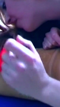 Awek blonde menyumbat si rambut coklat matang dengan aksi dildo meleleh