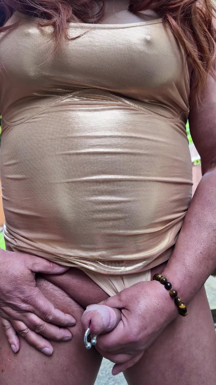 Kellycd2022: Si seksi crossdresser kellycd2022 dengan gaun emas dan sepatu hak...