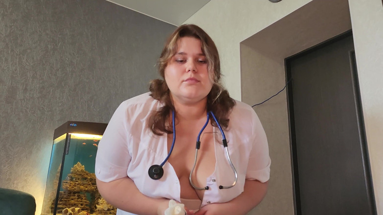 Peach Desert: Cette infirmière pulpeuse à gros nichons adore boire du sperme à ses...