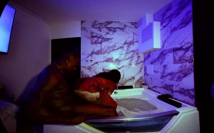 Playhard VR: Jamaicaanse milf Coco Wet Lips met grote reet wordt gecreampied...