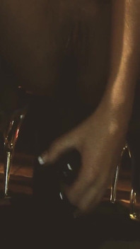 Chique trio scène 1: rondborstige brunette milf lingerie vindt het heerlijk om één pik in haar mond te hebben en een andere in haar poesje