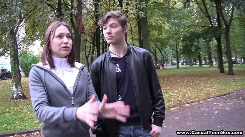 Casual Teen Sex: Fată drăguță futută în gât de un iubit ocazional