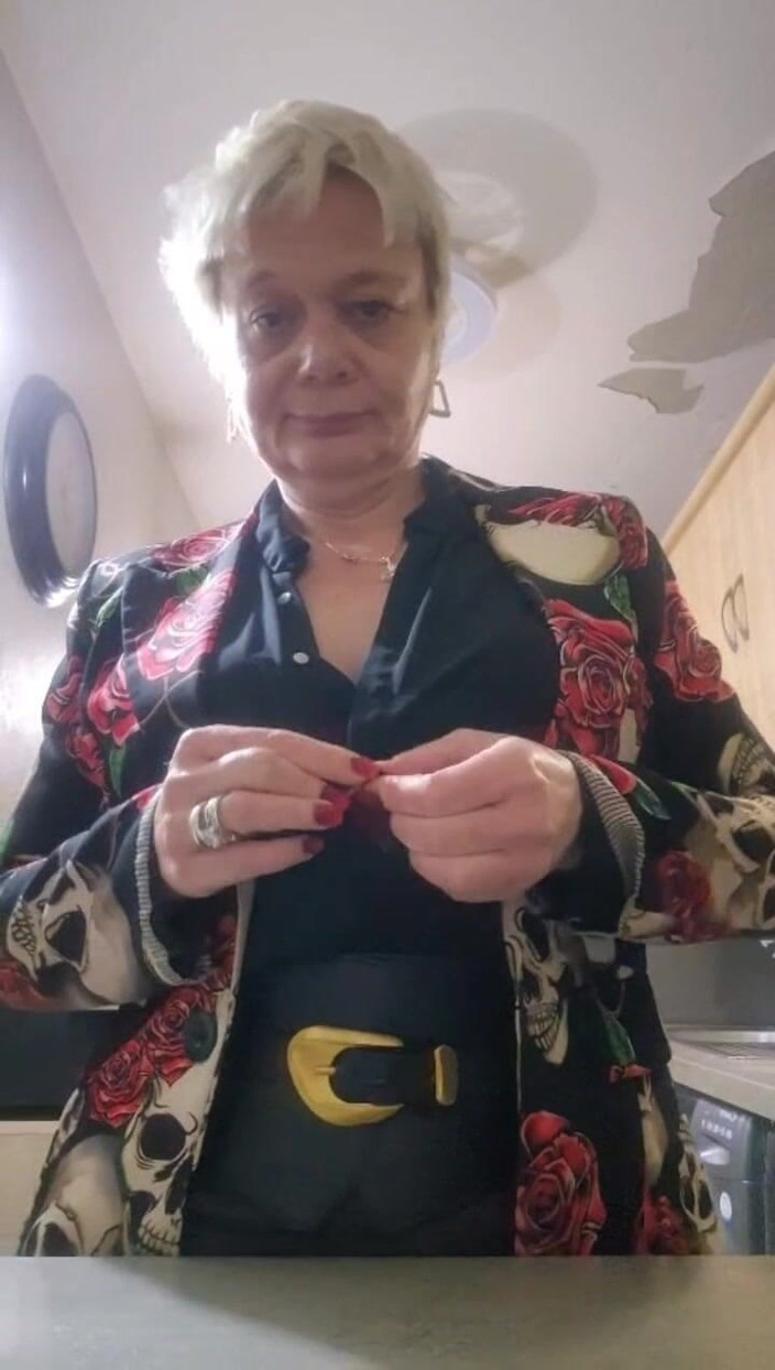 Sofy13: こんにちは、セックスを愛する大勢で大人のミルフを発見しに来ました