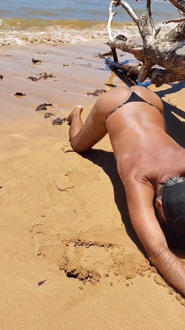 Ladysilvas: Ladysilva tar av sig trosorna på stranden och visar upp...