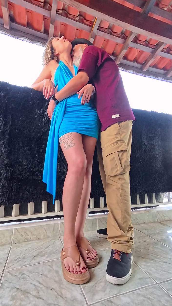 Gabi SweetCouplesStories: Joacă în secret pe balcon în timpul unei petreceri plictisitoare