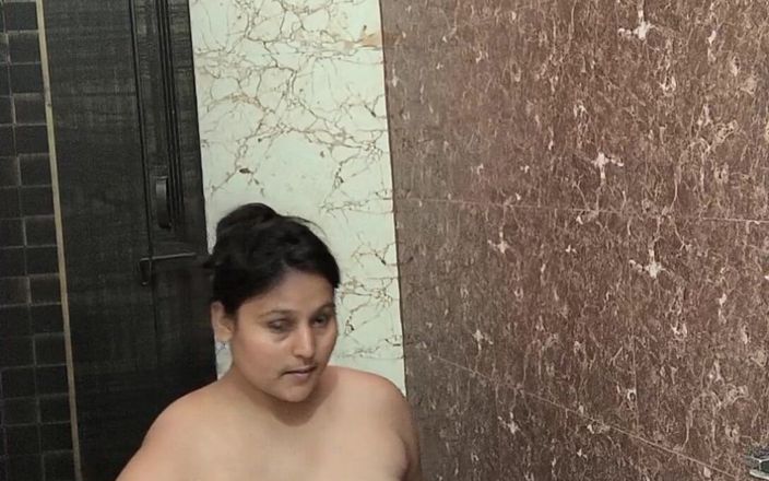 Puja ki jawani: Puja bhabhi tvättar sin kurviga kropp