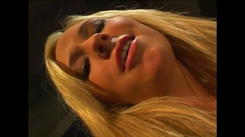 American Stallion: 美国金发荡妇的狂野自慰