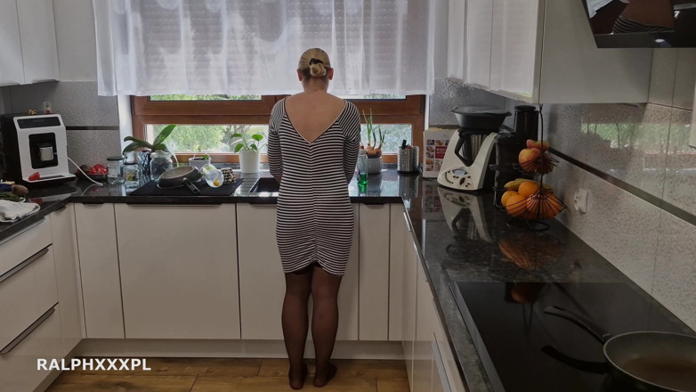 RalphXXXpl: Üvey annemi bulaşıkları yıkarken sikiyorum mutfakta seks görünümü derlemesi