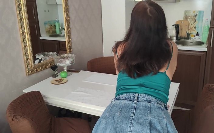 Tumanova Alina: 喂我朋友的妈妈我的鸡巴和射精，而不是她的香肠早餐