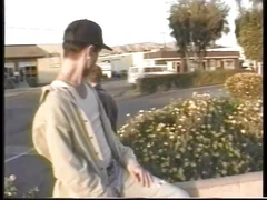 Lelaki mengongkek orang asing yang dia temui di tepi jalan