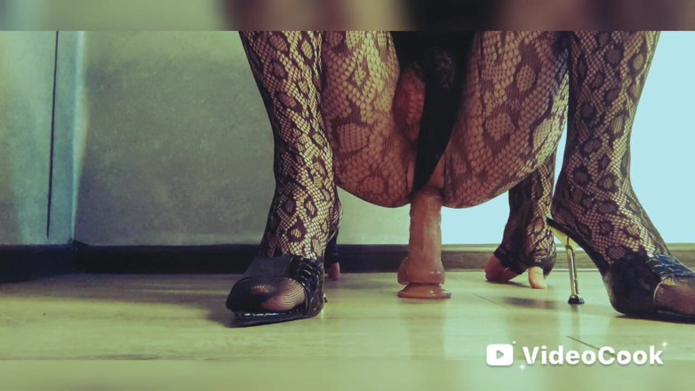 Lana Cross: Quan hệ tình dục qua đường hậu môn một mình