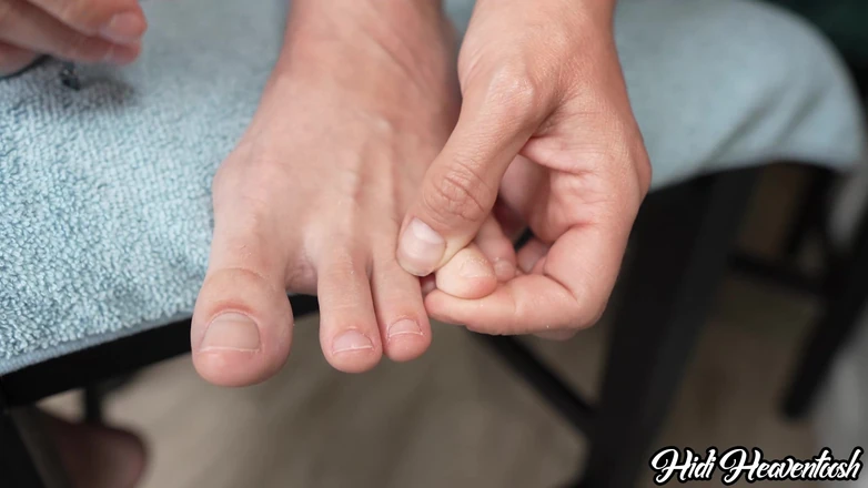 Hidi Heaventoosh: Pedicure and Painting Toenails
