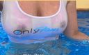 Wifey Does: Cămașă umedă în piscină. Videoclip uimitor cu cămașă umedă