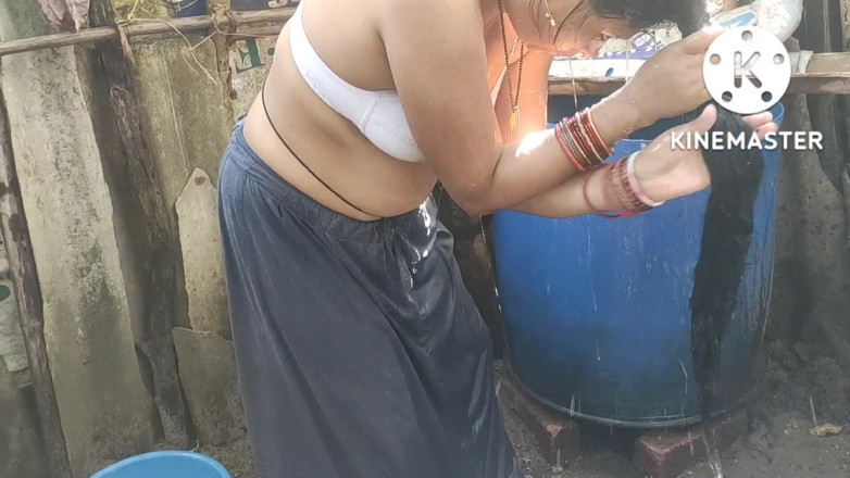 Anita yadav: Hintli evli kadın güzel dışarıda banyo yapıyor