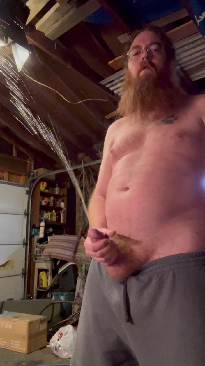 Big Baz: वीर्य फाउंटेन के साथ पेशाब जैकिंग