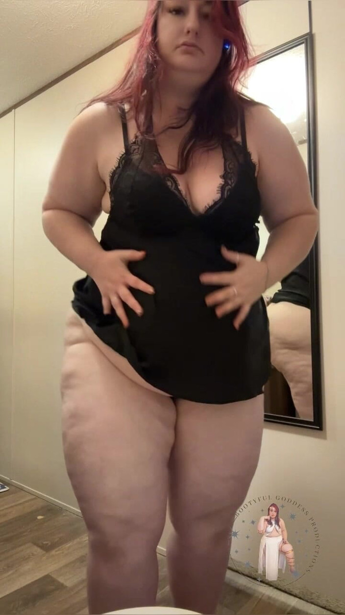 BellaBlast: İri güzel kadın erkek arkadaşım olarak dans ediyor ve tombul,...