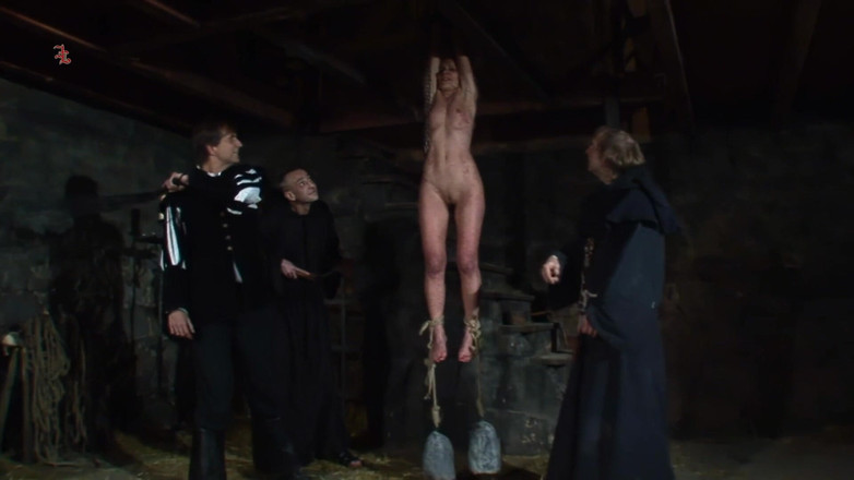 Inquisition and prison world: Blonde Frau Bekommt Gewichte an Die Füße Und Wird Zur...