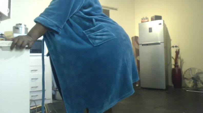 Legendary Booty Overdose: 胖屁股胖美女在厨房呻吟和脱衣