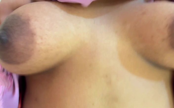 Aria Mia: Ma patronne me dit s’il te plaît, touche mes seins...