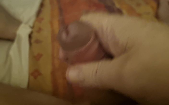 Pellefnatt: Styvfar ligger och runkar sin kuk tills han kommer. Han älskar...