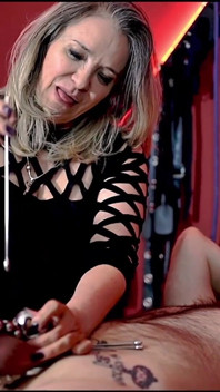 Empressbellasadic Loves to Penetrate Deep Urethras