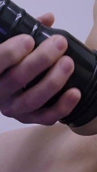 継母の大きなお尻に激しくさせられて、私は大きなチンコを肉体に滑り込ませて何度も射精し、中出しする