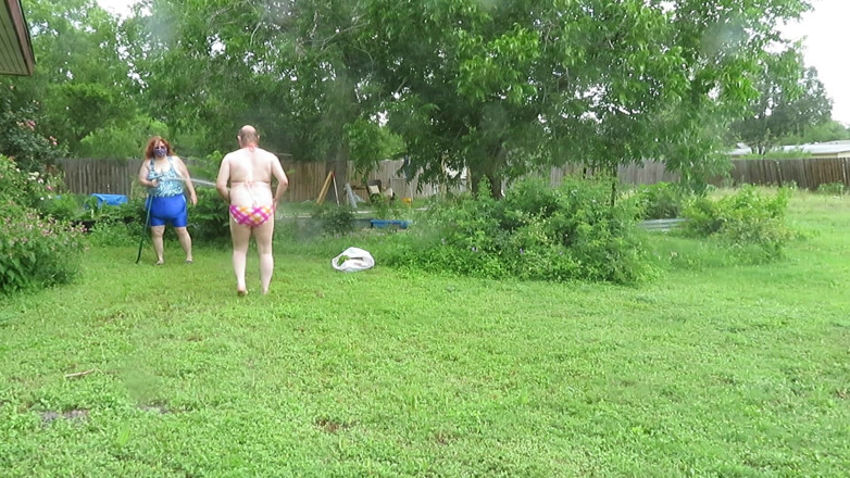 BBW nurse Vicki adventures with friends: Une salope stupide et maîtresse V jouent avec un boyau