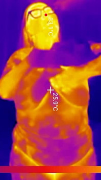 Zkoušení sportovní podprsenky, testy na skákání prsou, nahý Twerk Tease Thermal POV