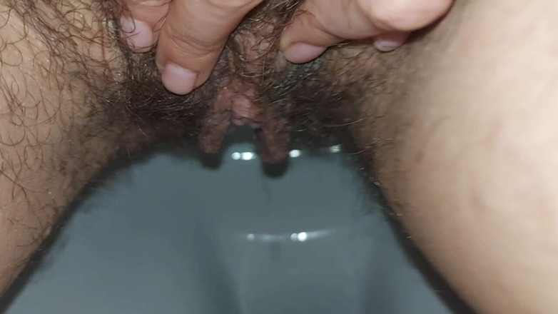 GinnaGg: 她撒尿并擦拭她湿漉漉的毛茸茸的阴户