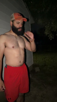 Un ourson musclé et du sperme à l’extérieur