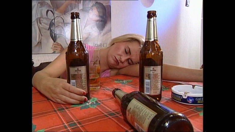 Deutschland porn: Estaba enojada con su novio porque él no quería follarla.