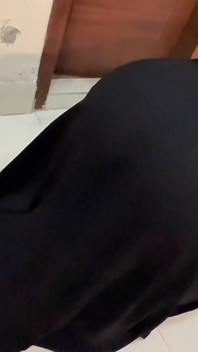 Arabisches heißes zimmermädchen bleibt stecken, als sie unter dem bett putzt - hijabi-mädchen mit dickem arsch trägt abaya niqab & höschen
