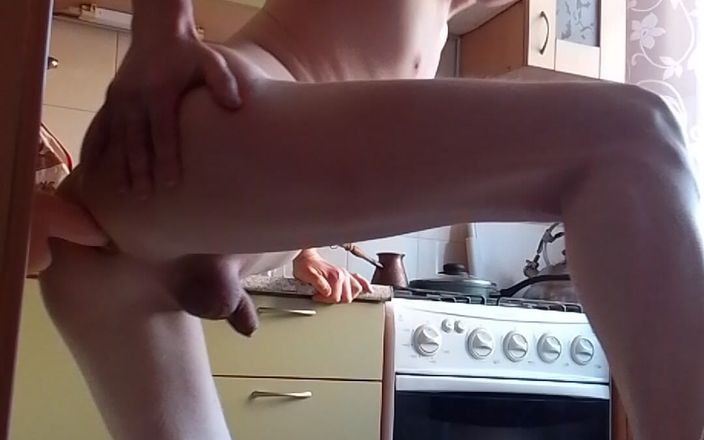 Lana Tuls Production: Lanatuls она же Sergay Пидор - трахаю мою киску пизды дилдо на кухне
