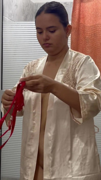 meri sauteli bahan ne mujhe use shovar men dekhte hue pakra aur vah mujhe aesa banaati hai taaki mere sautele paapa ko n