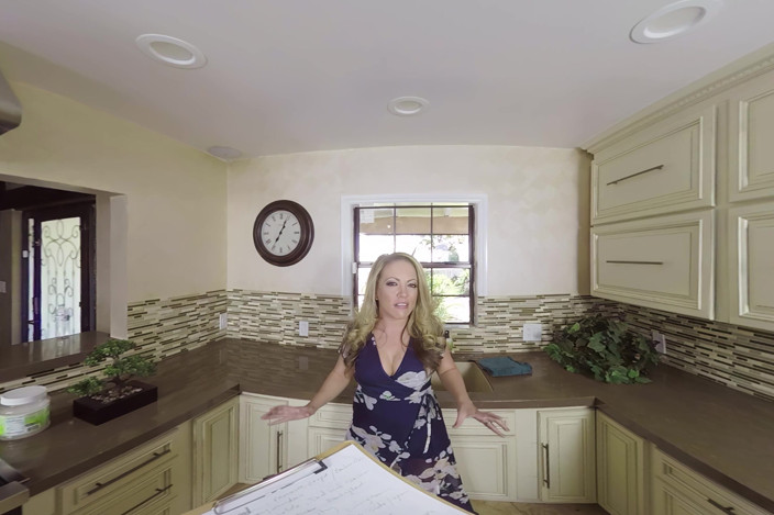 Milf VR: Caulking in the Kitchen