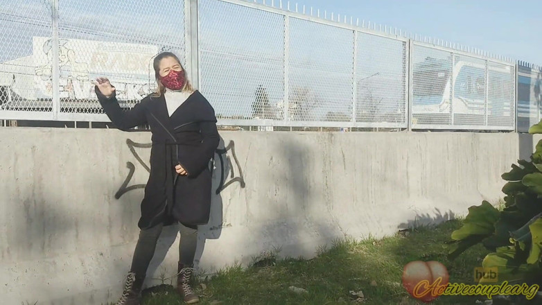 Activecouplearg: Exhibicionistická žena vedle železnice a v ulicích Buenos Aires