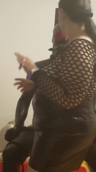 Fetish doccia dorato- la domina matura inzuppia schiavo in lattice