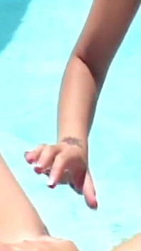 Sex în trei lesbian sexy la piscină cu cu degetul și gagici păroase