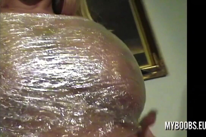 My Boobs: Ines Cudna穿着金箔内衣和瓶子自慰