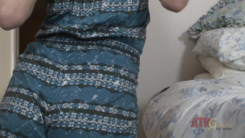 ATKIngdom Fans: Pregnant Kelly Klass works her clit with pink toy