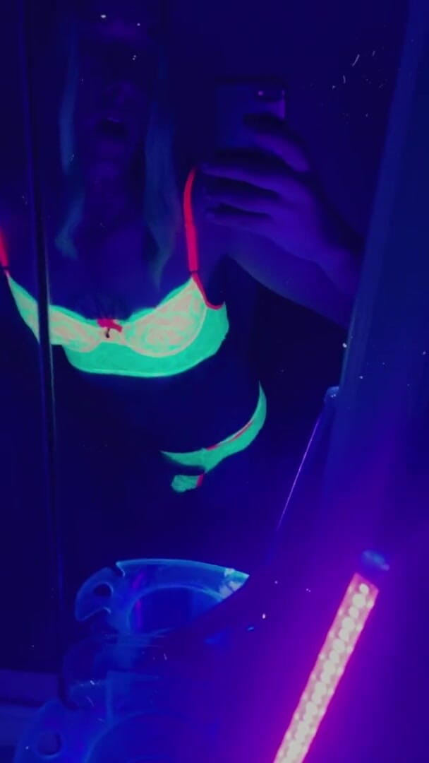 CarmenMelatonin: Sexy párty dívka si chce hrát ve spodním prádle